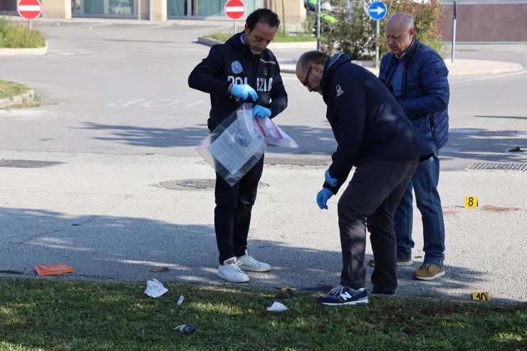 Accoltellato di fianco alla sua auto