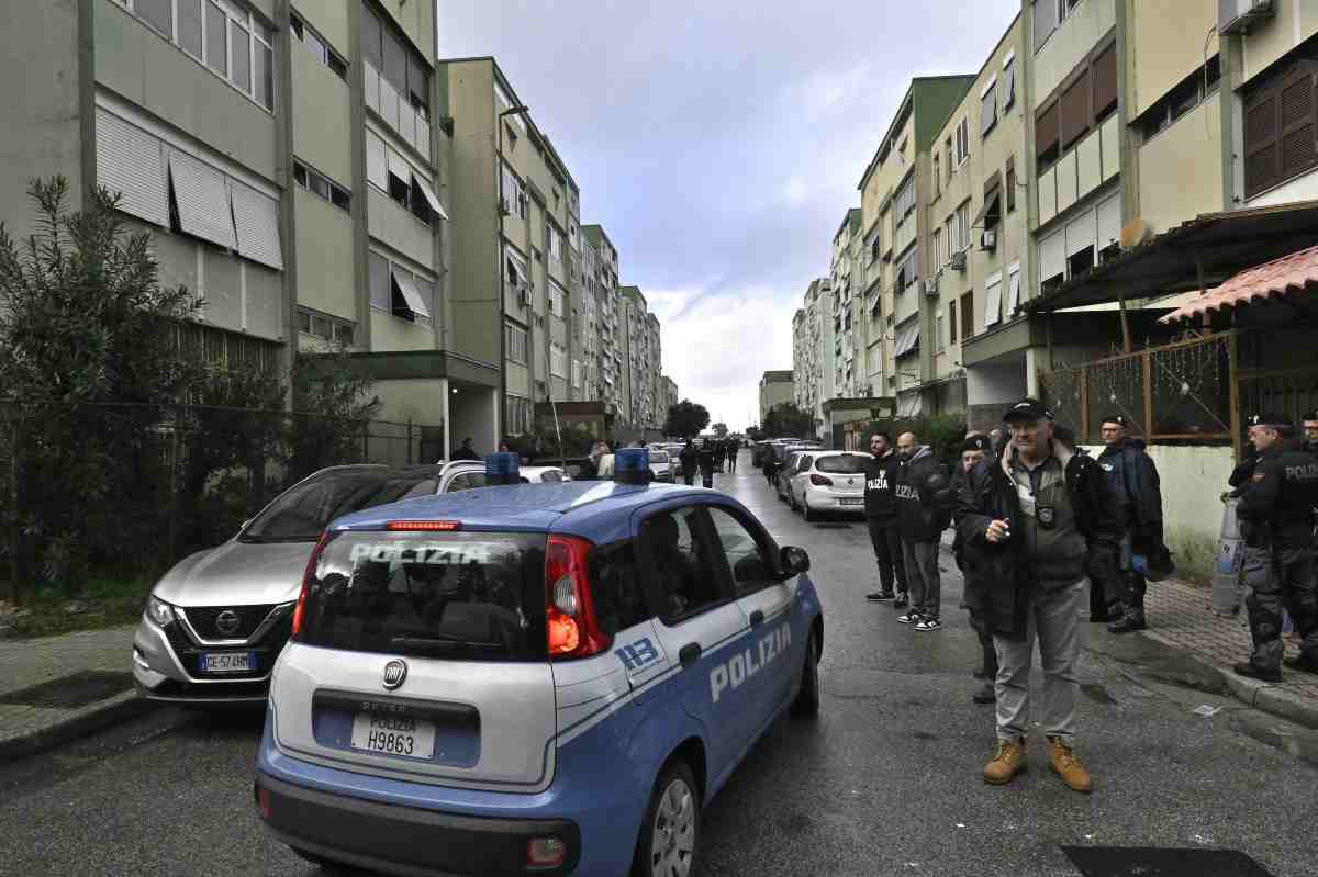 Sgomberate 36 case occupate abusivamente al Parco Verde di Caivano | Inferociti gli abitanti: “Bastardi!”