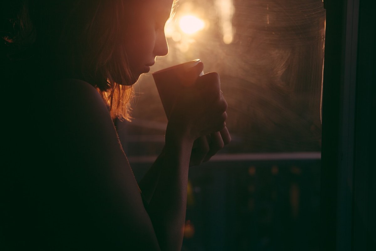 Ragazza che beve alla finestra