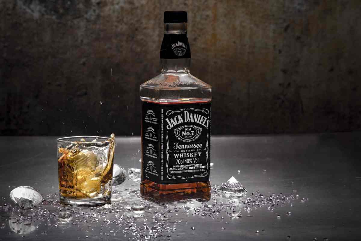 Natale, versa il whiskey al posto dell’acqua santa in due chiese