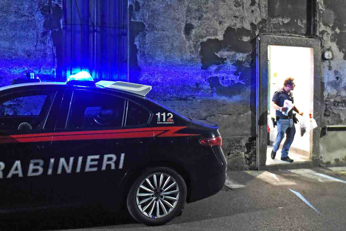 Ascoli Piceno, accoltella la moglie davanti ai figli, poi rivolge l’arma su di sé | Il punto delle indagini 