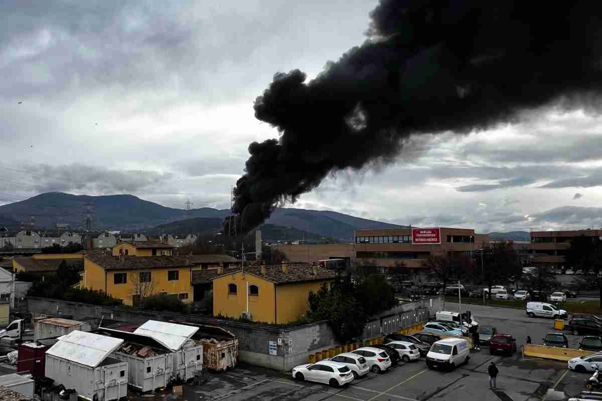 Esplode la raffineria Eni vicino Firenze: un morto e feriti gravi | Messaggi alert sui cellulari. Cosa sappiamo – VIDEO