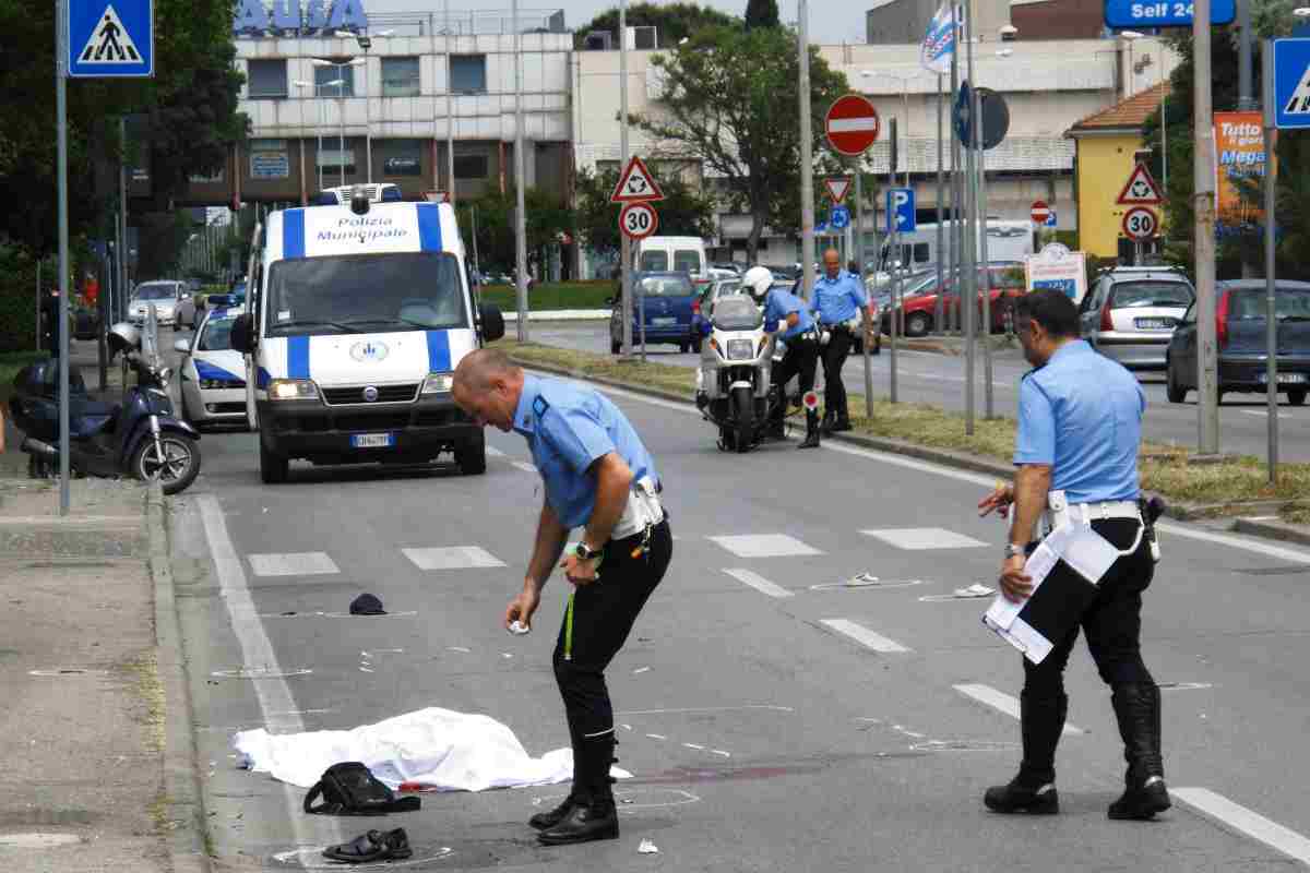 Milano, mamma travolta e uccisa sulle strisce pedonali | Caccia all’autista del tir che è scappato