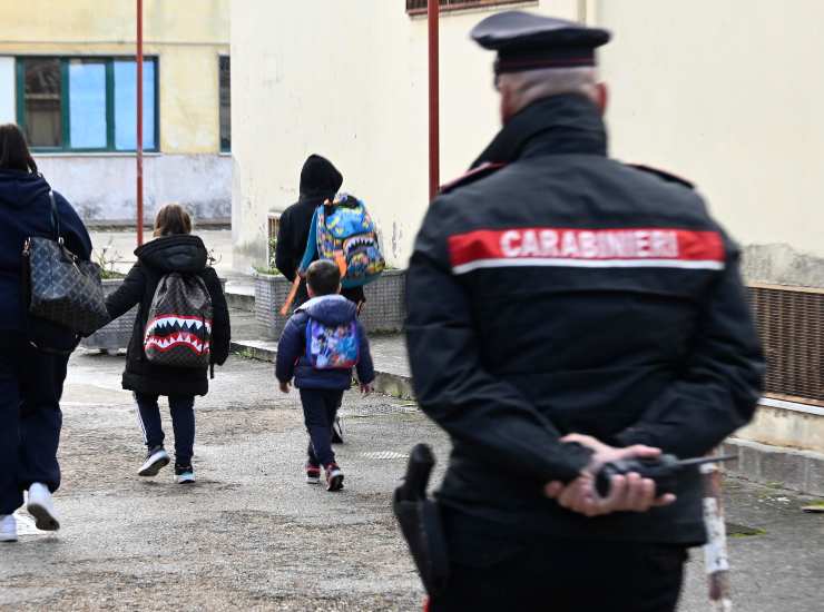 Un carabiniere davanti la scuola