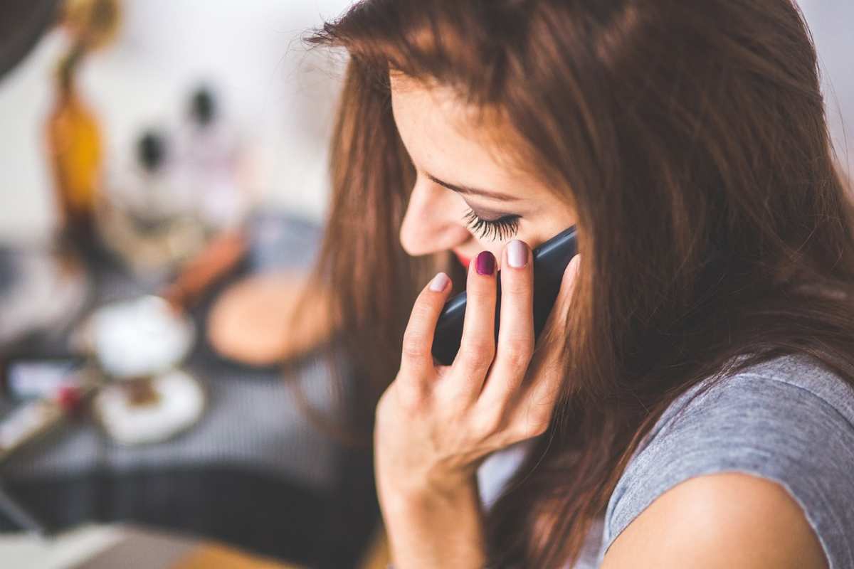 Truffe telefoniche, ecco come poterle riconoscere ed evitare: gli indizi