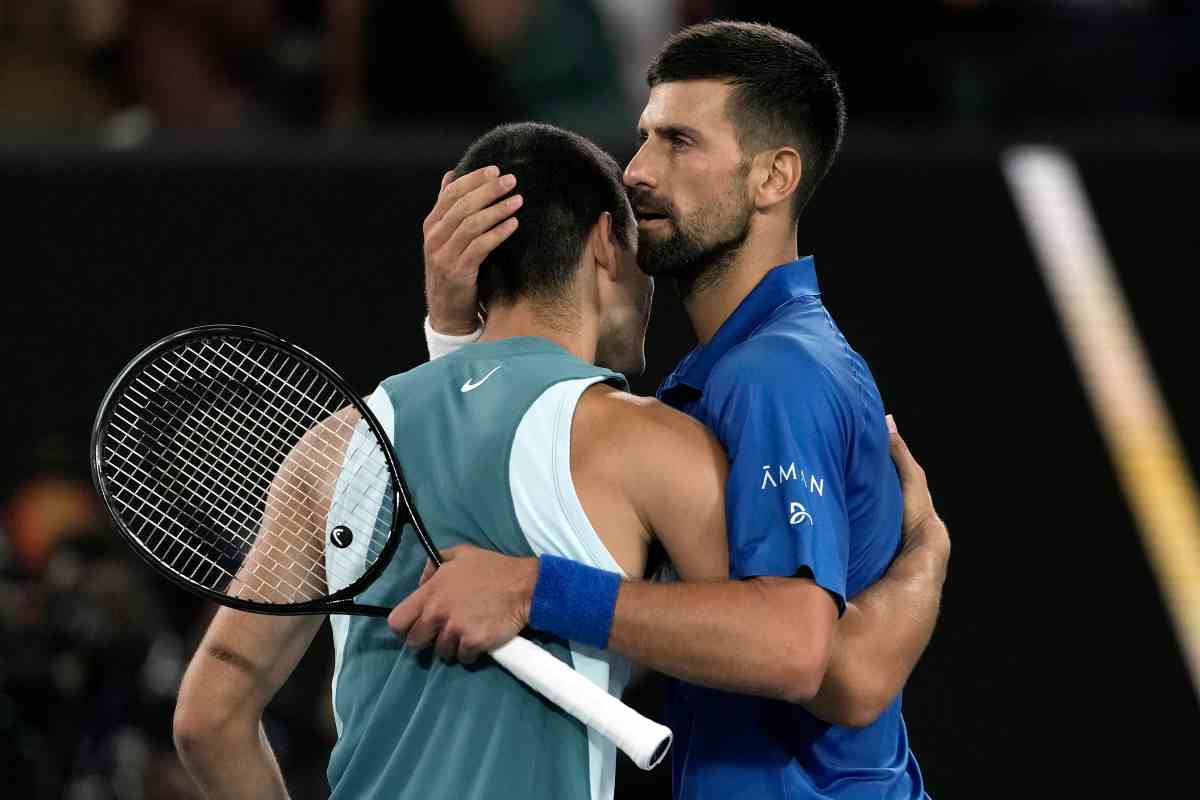 Djokovic e Alcaraz abbraccio