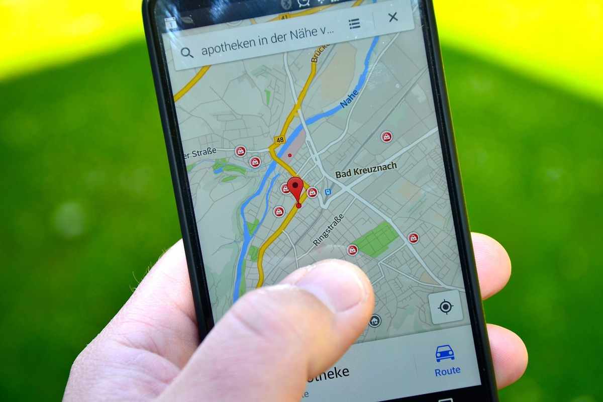 Inserisce un supermercato inesistente su Google Maps: caos nella stradina di campagna