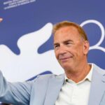 Kevin Costner sul red carpet di Venezia