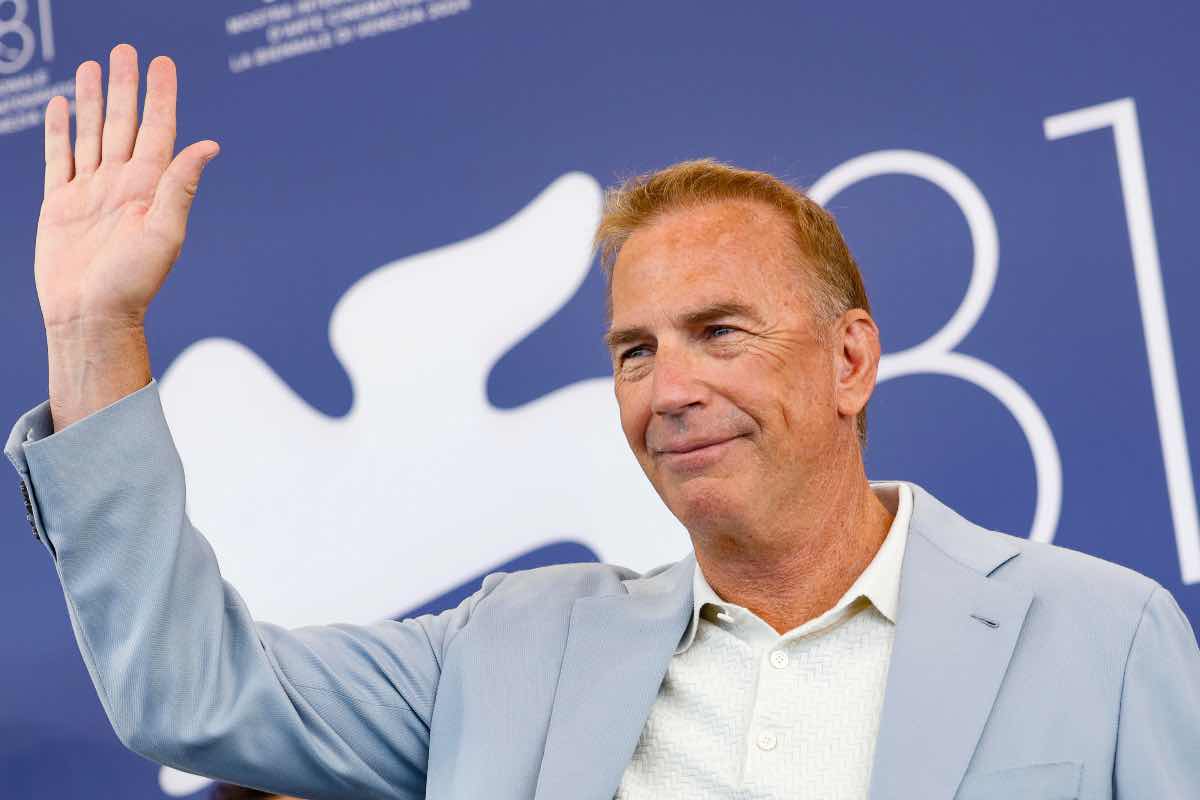 Kevin Costner sul red carpet di Venezia