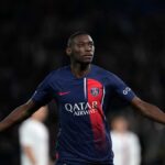 Kolo Muani esulta con la maglia del PSG