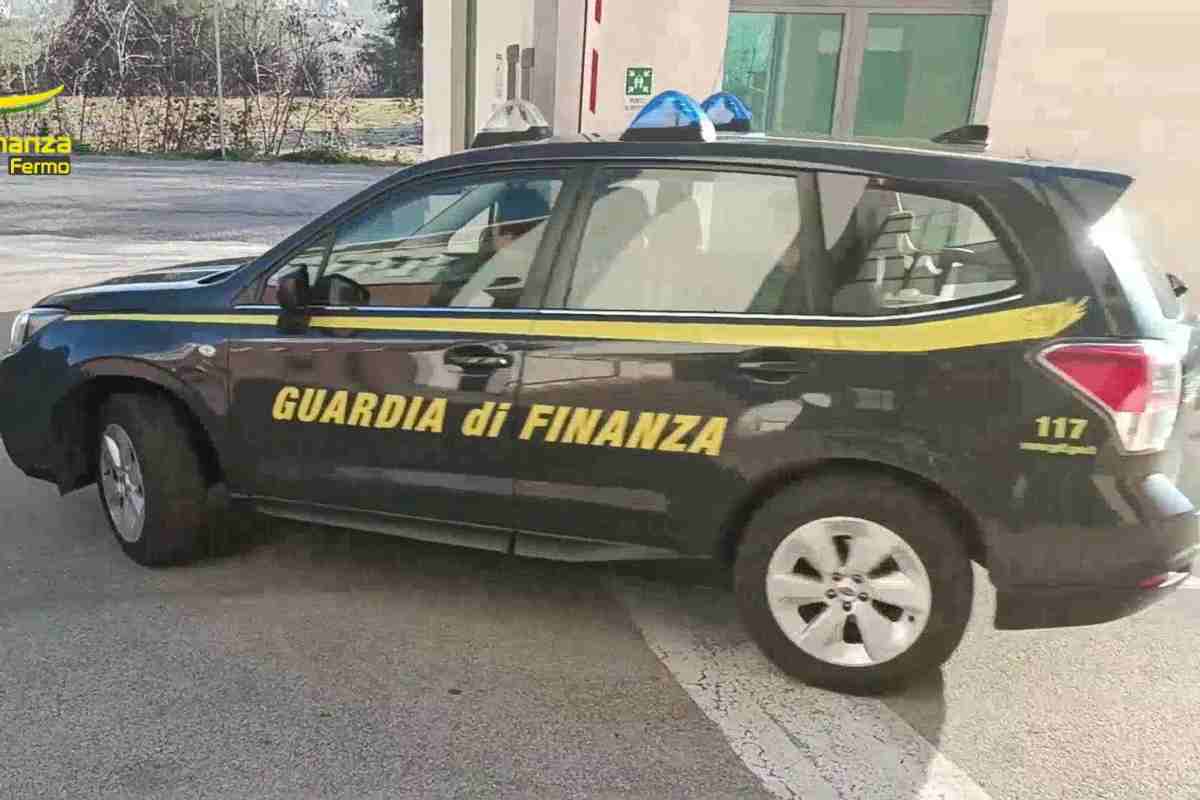 Macchina Guardia di Finanza