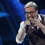 Marco Masini mentre canta a Sanremo