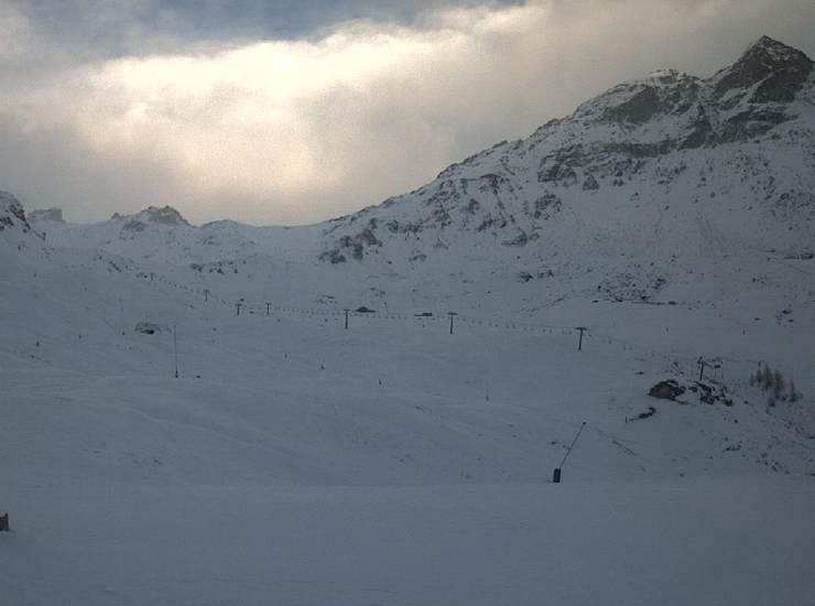 Una montagna innevata