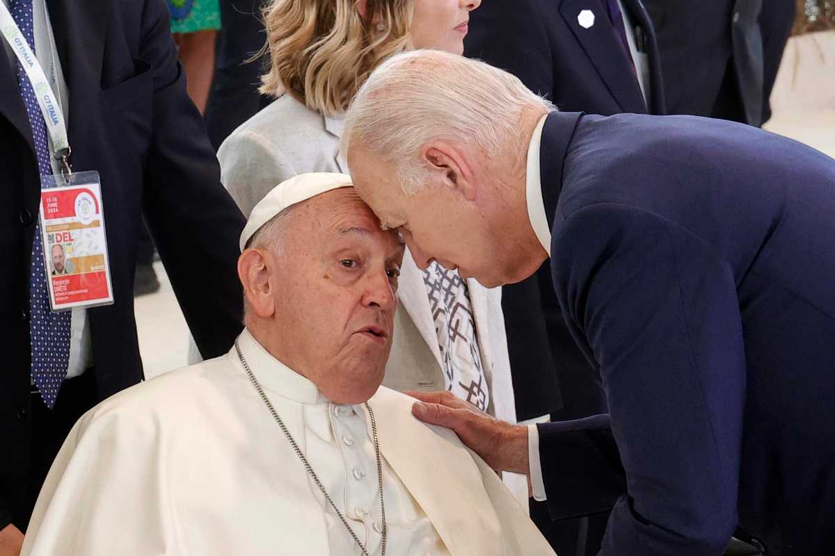 Biden non viene più in Italia ma tra gli ultimi suoi atti dà un’incredibile dono al Papa