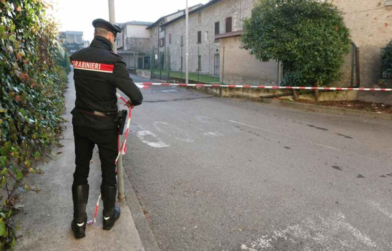 Bimba di tre anni gioca con la pistola, ora è in fin di vita: la dinamica