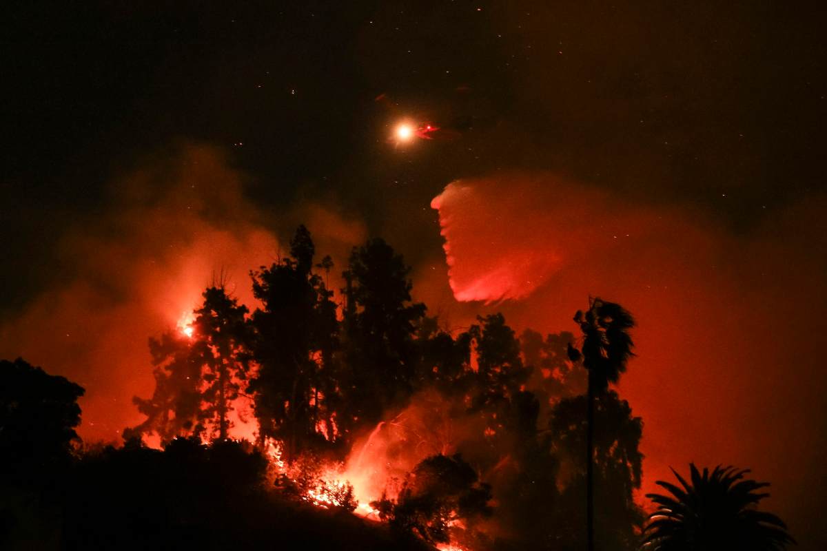 California devastata dagli incendi: disastro grave a Los Angeles. Bruciate le ville a Hollywood | Cinque morti e 130mila evacuati