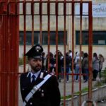 Carabinieri fuori da scuola