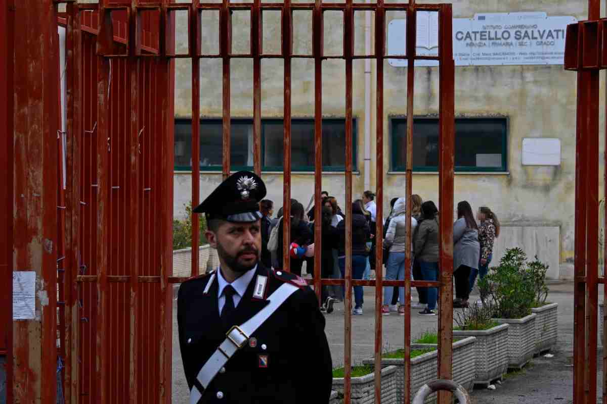 Carabinieri fuori da scuola