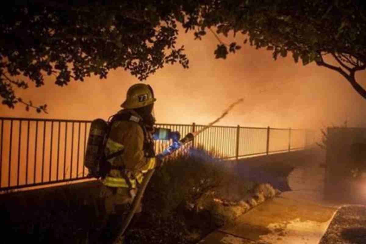 Allarme: Incendio a Los Angeles, stato di emergenza dichiarato