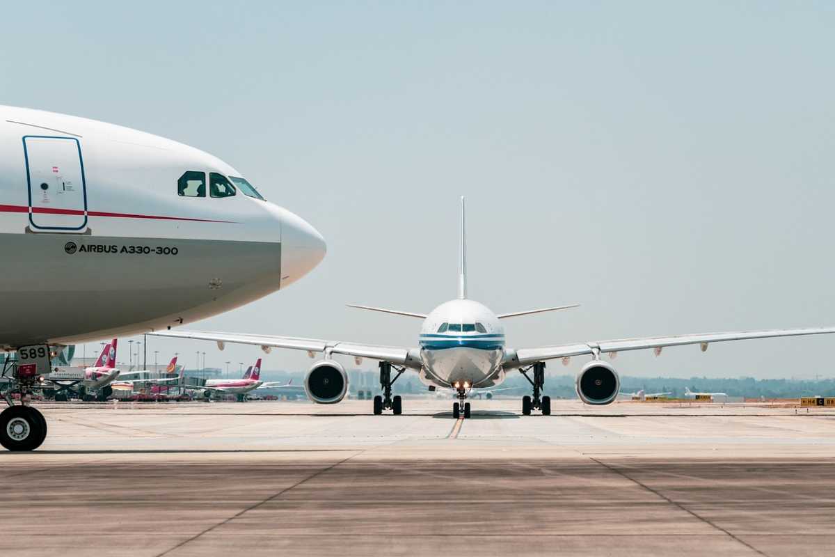 Chiede più volte di andare al bagno, viene fatto scendere dall’aereo