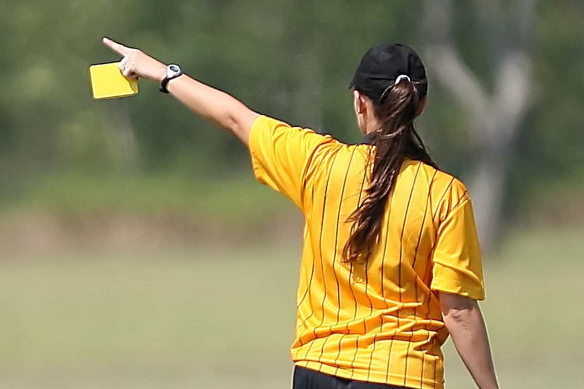 Calcio, tre arbitre minacciate di morte: “Aprite che vi uccidiamo!”