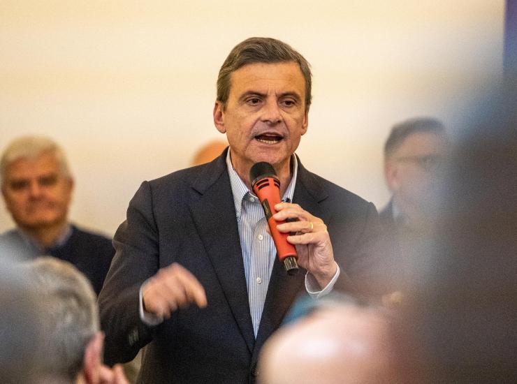 Calenda parla al microfono