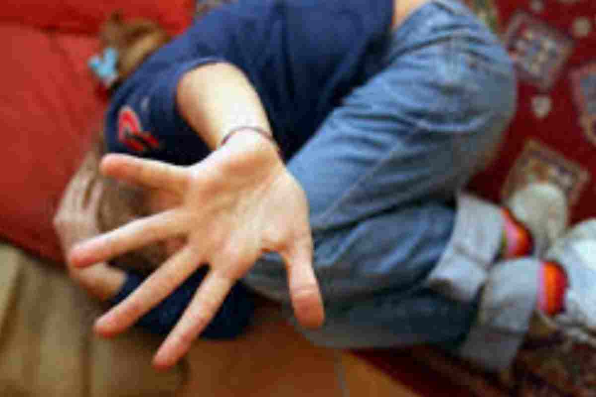 Scandalo di cronaca, violenza e bugie: picchia il figlio e viene arrestato