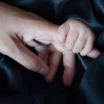 La mano di una madre con quella del figlio