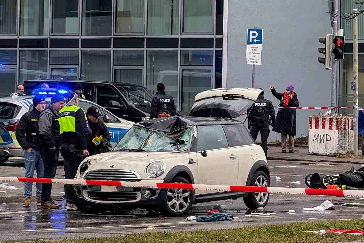 Dramma in città, auto su folla: bilancio terribile