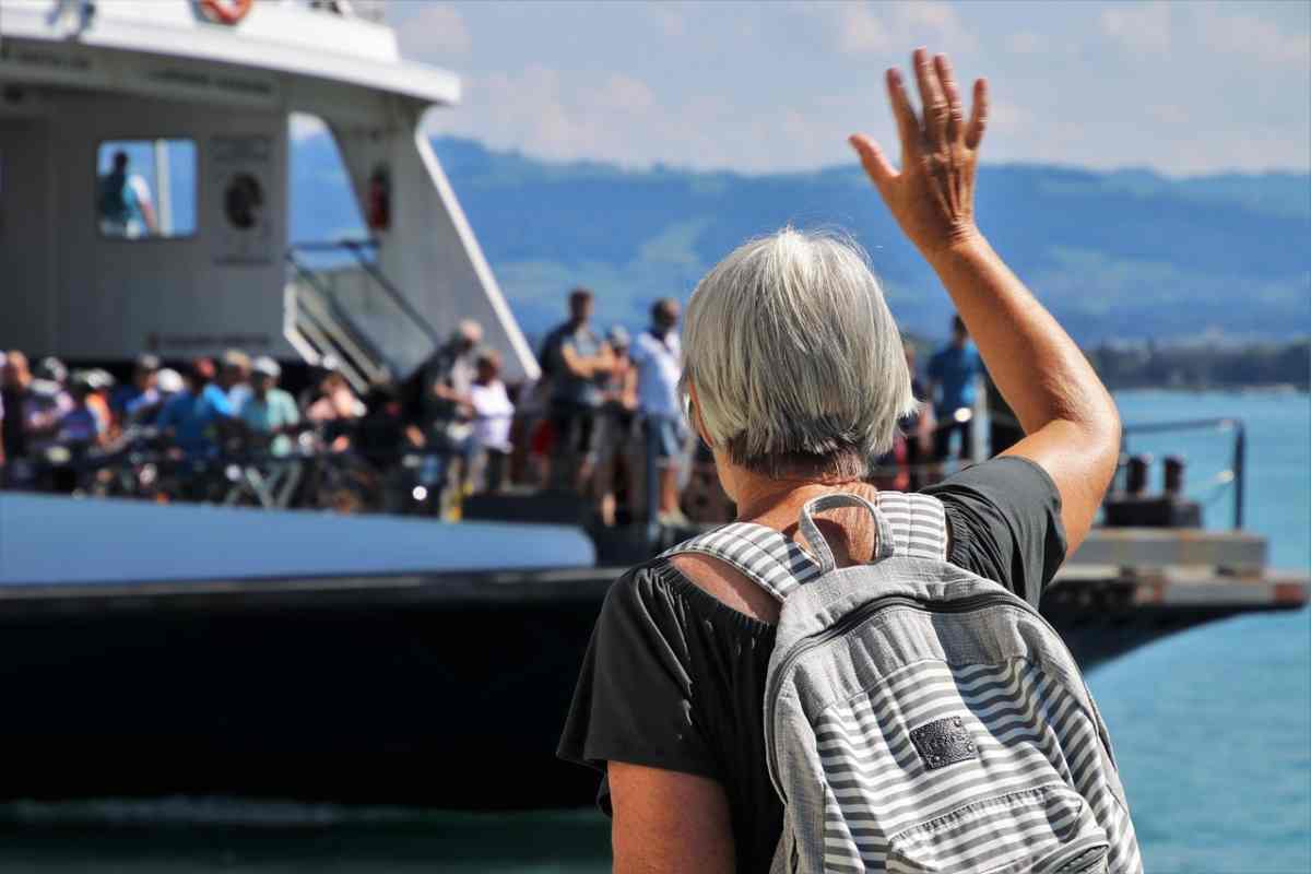 Tutti in fuga dalla città, lunghe code per fare i biglietti: ecco cosa sta succedendo