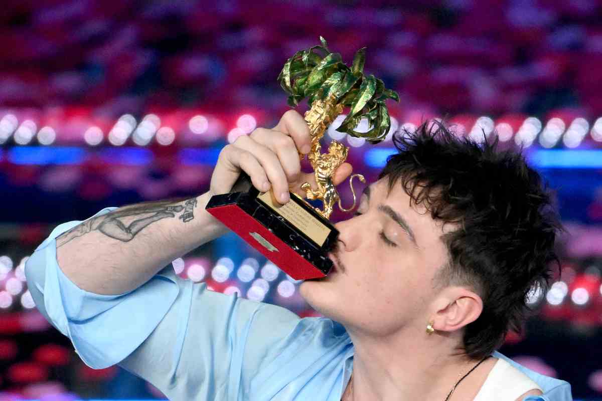 Olly con il premio di Sanremo 