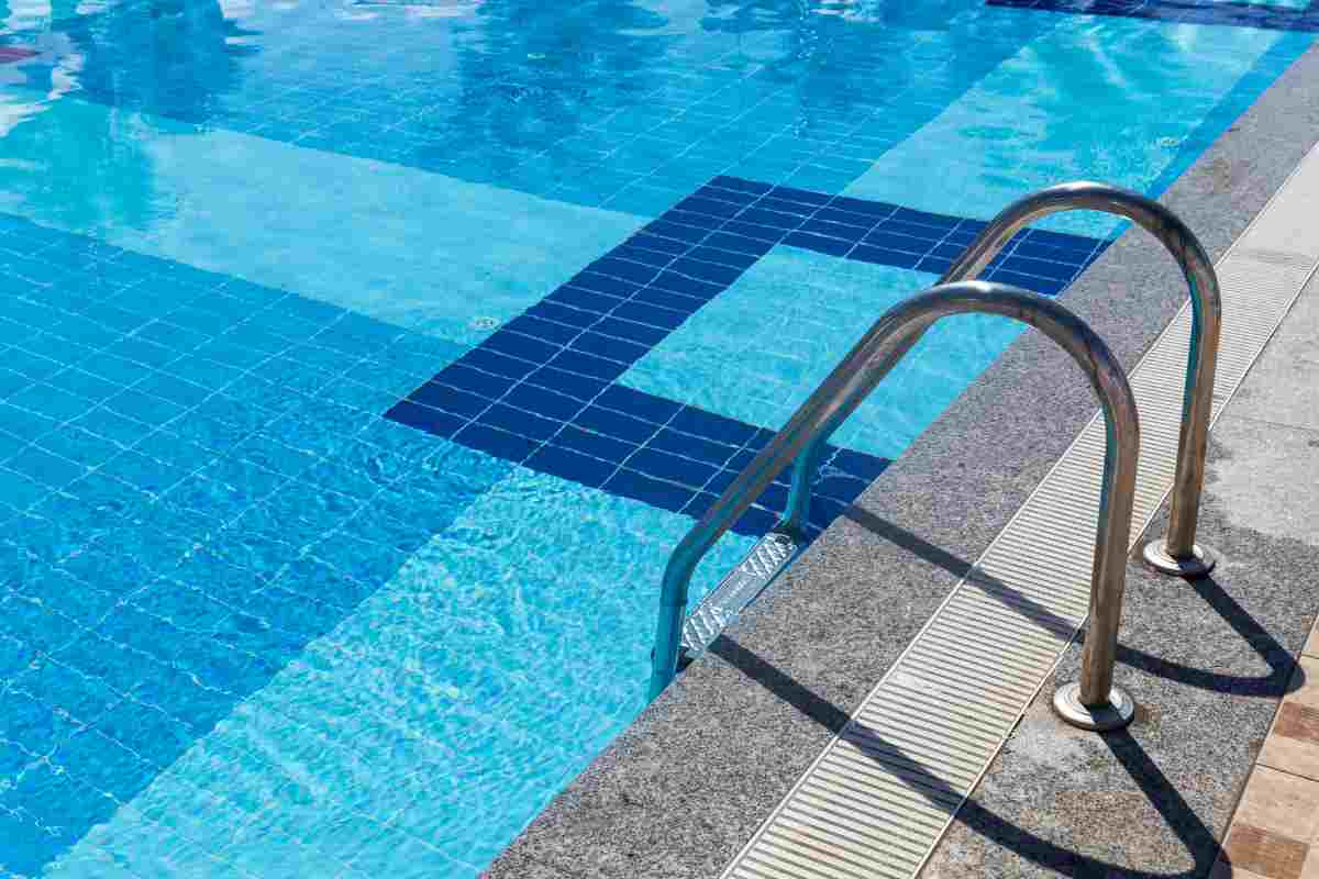 Tragedia in piscina: bimbo di 3 anni muore durante il corso di nuoto