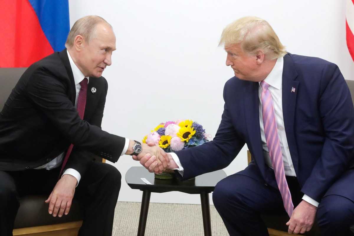 Putin e Trump si stringono la mano