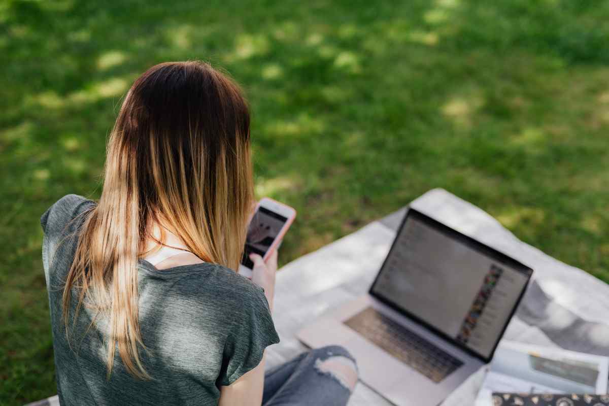 Ragazza al telefono