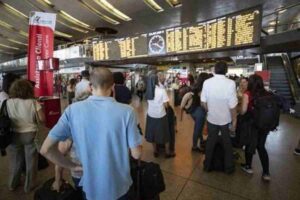 Bambina dispersa in stazione