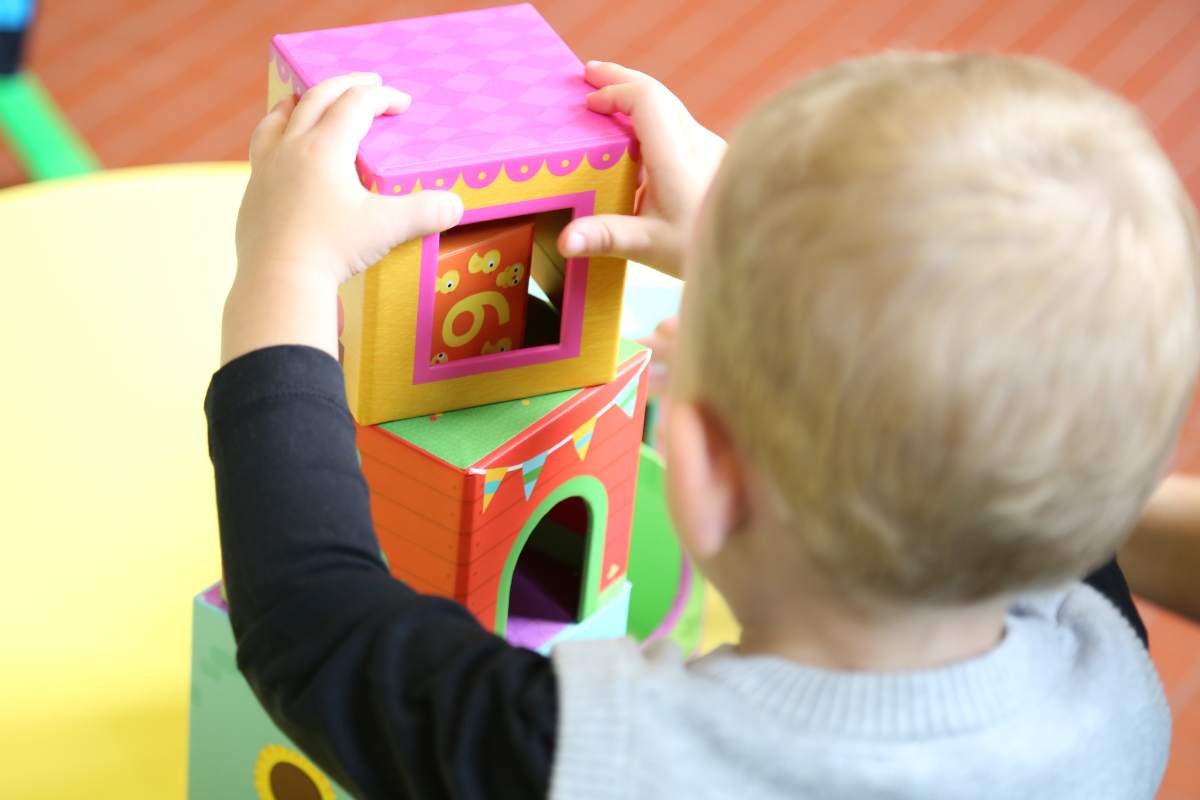 Aggredisce due bambini di uno e due anni, arrestata maestra d’asilo