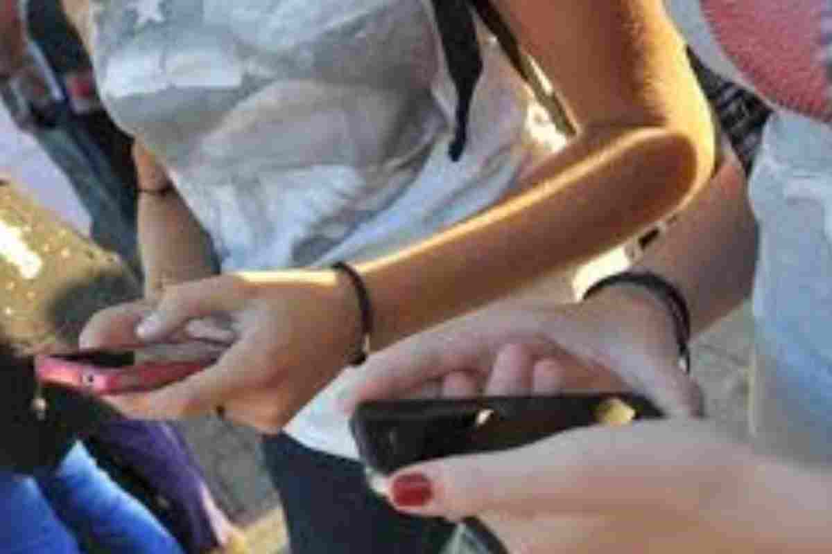 Giovani Iperconnessi: L’Impatto Digitale sulle Relazioni Sociali