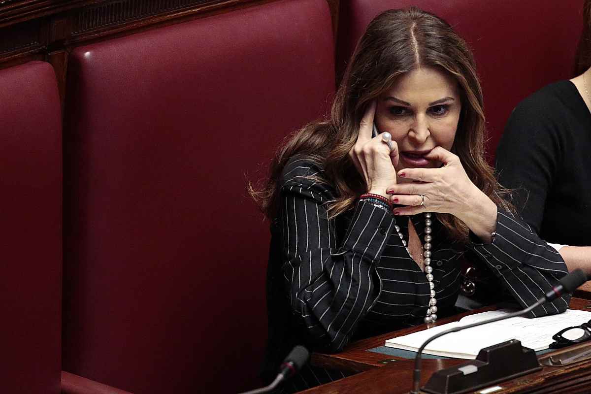 Sfiducia a Santanché, opposizioni in rivolta e maggioranza silenziosa: la ministra si alza e se ne va