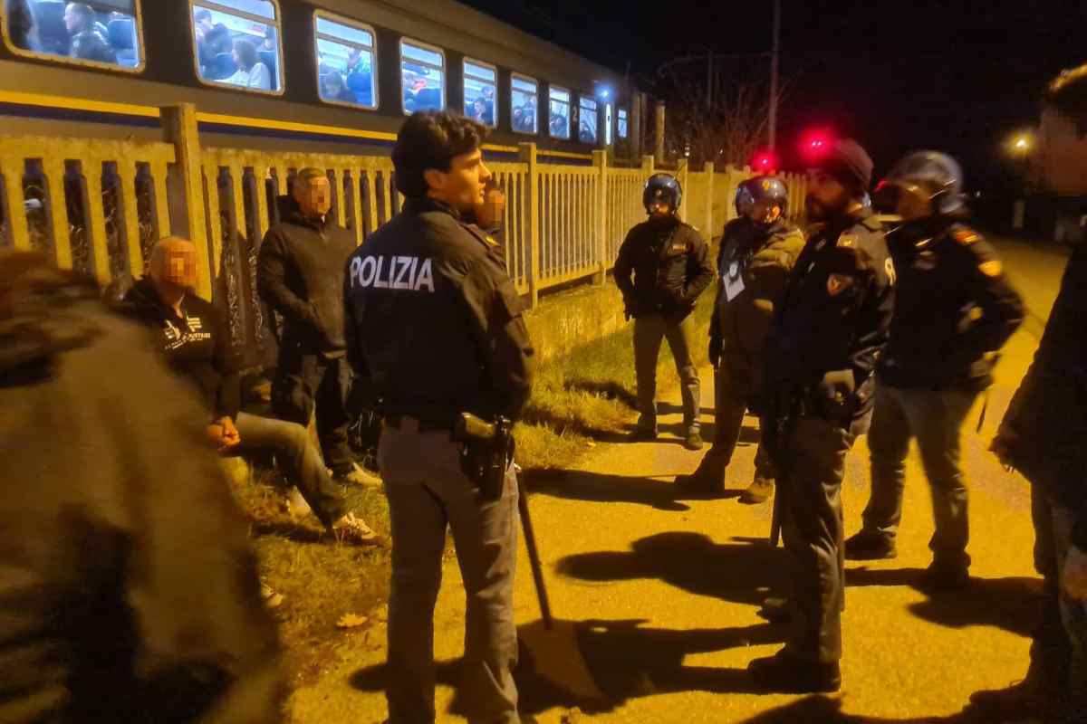 Ultras dell’Udinese fermano il treno e assaltano quelli del Venezia: tanti feriti