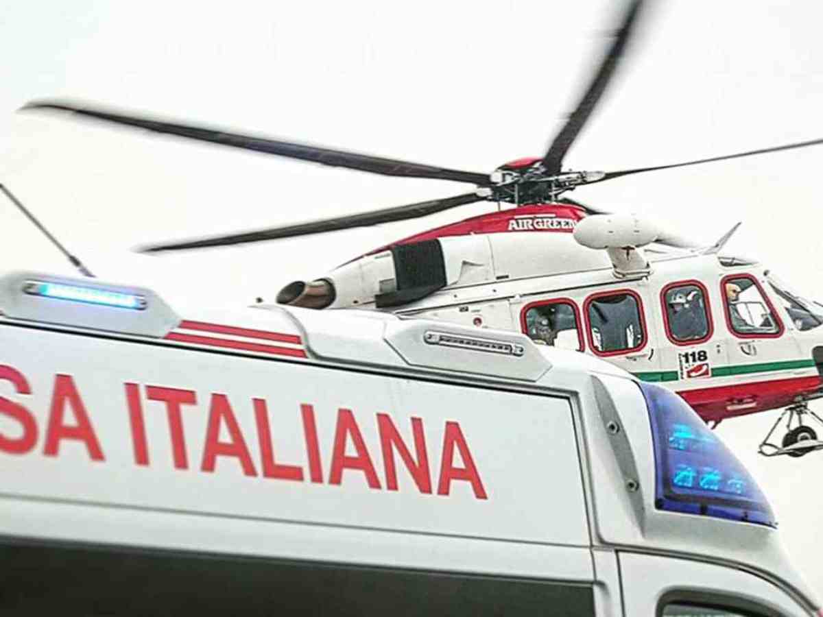 Ambulanza insieme all'elisoccorso