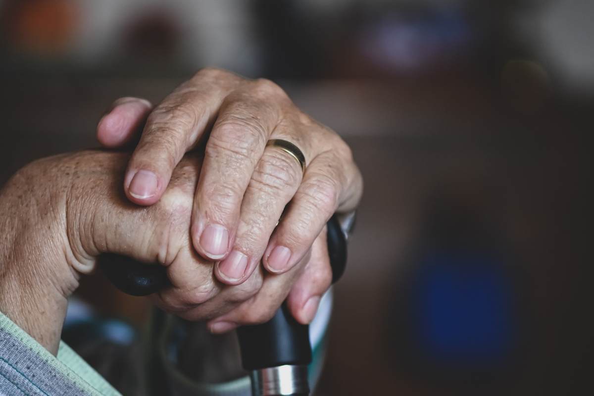 Follia nella casa di cura: 90enne perde la testa e scoppia il panico