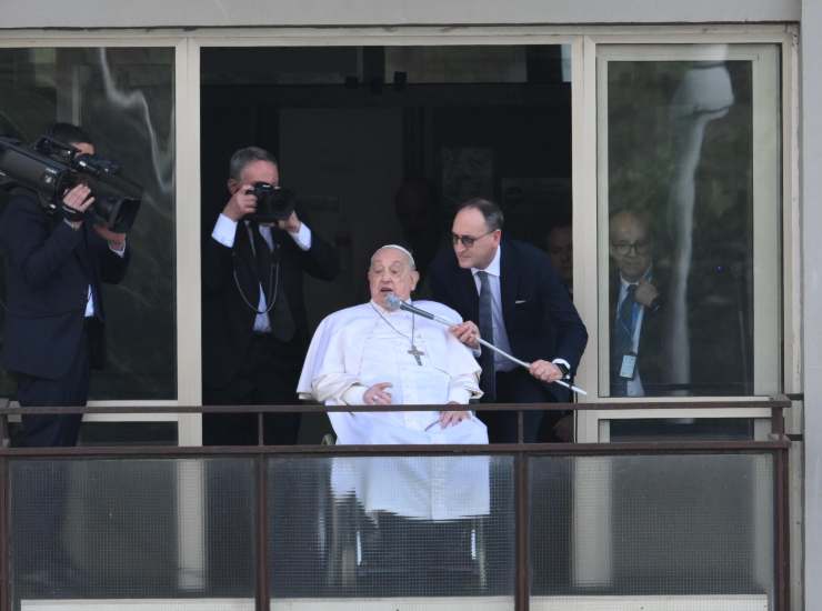 Papa Francesco con il microfono