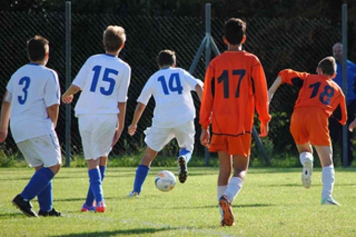 Partita di calcio fra bambini nel centro sportivo della Polizia: scoppia la rissa tra genitori