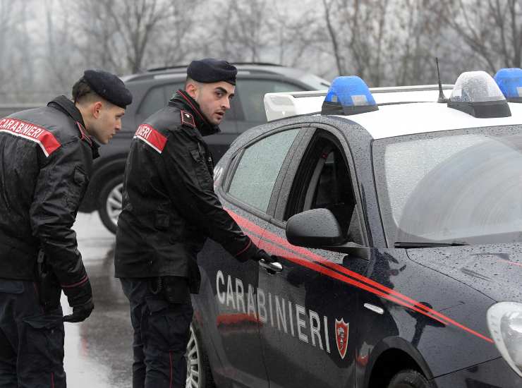 I carabinieri entrano in auto