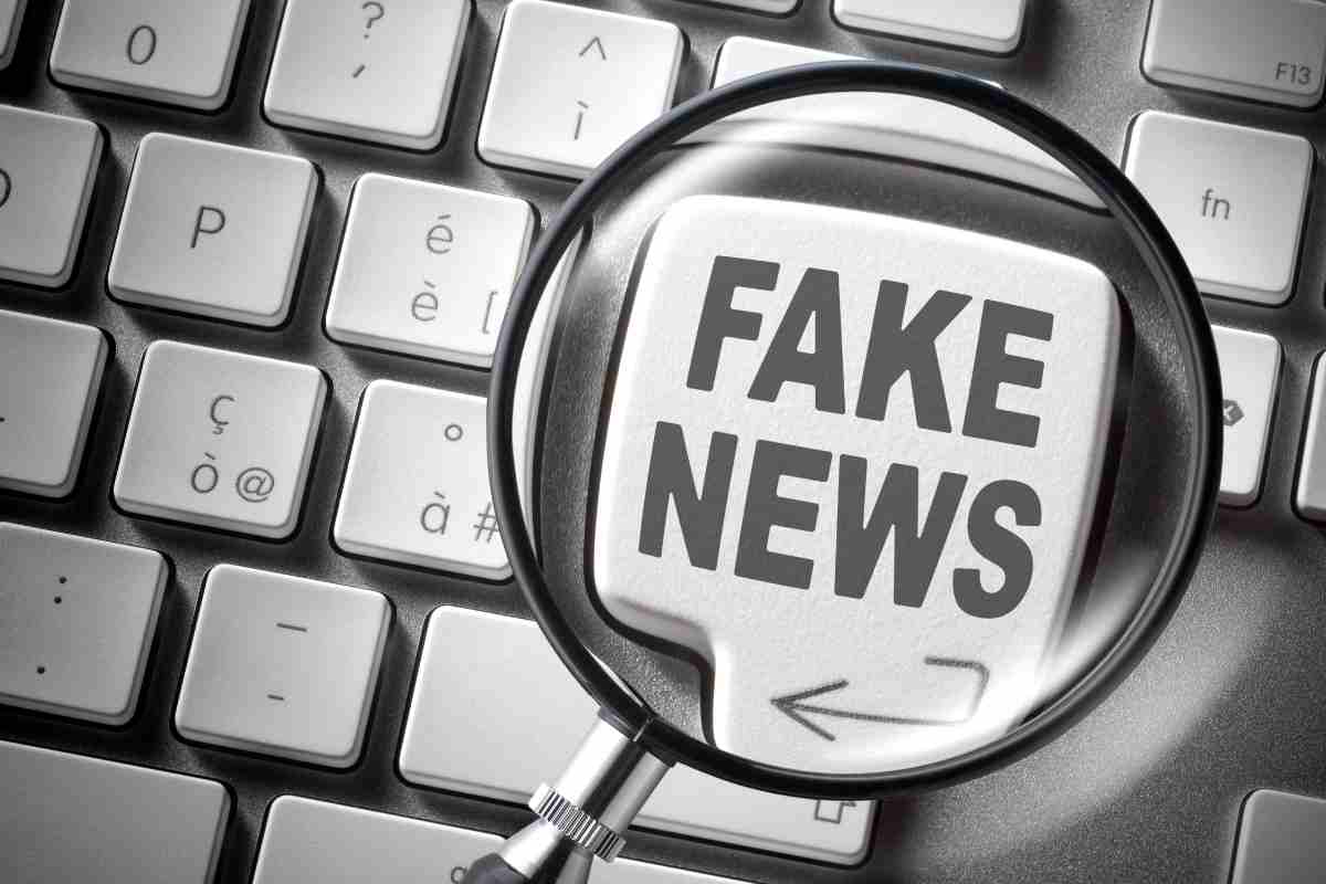 lente di ingrandimento su tasto fake news