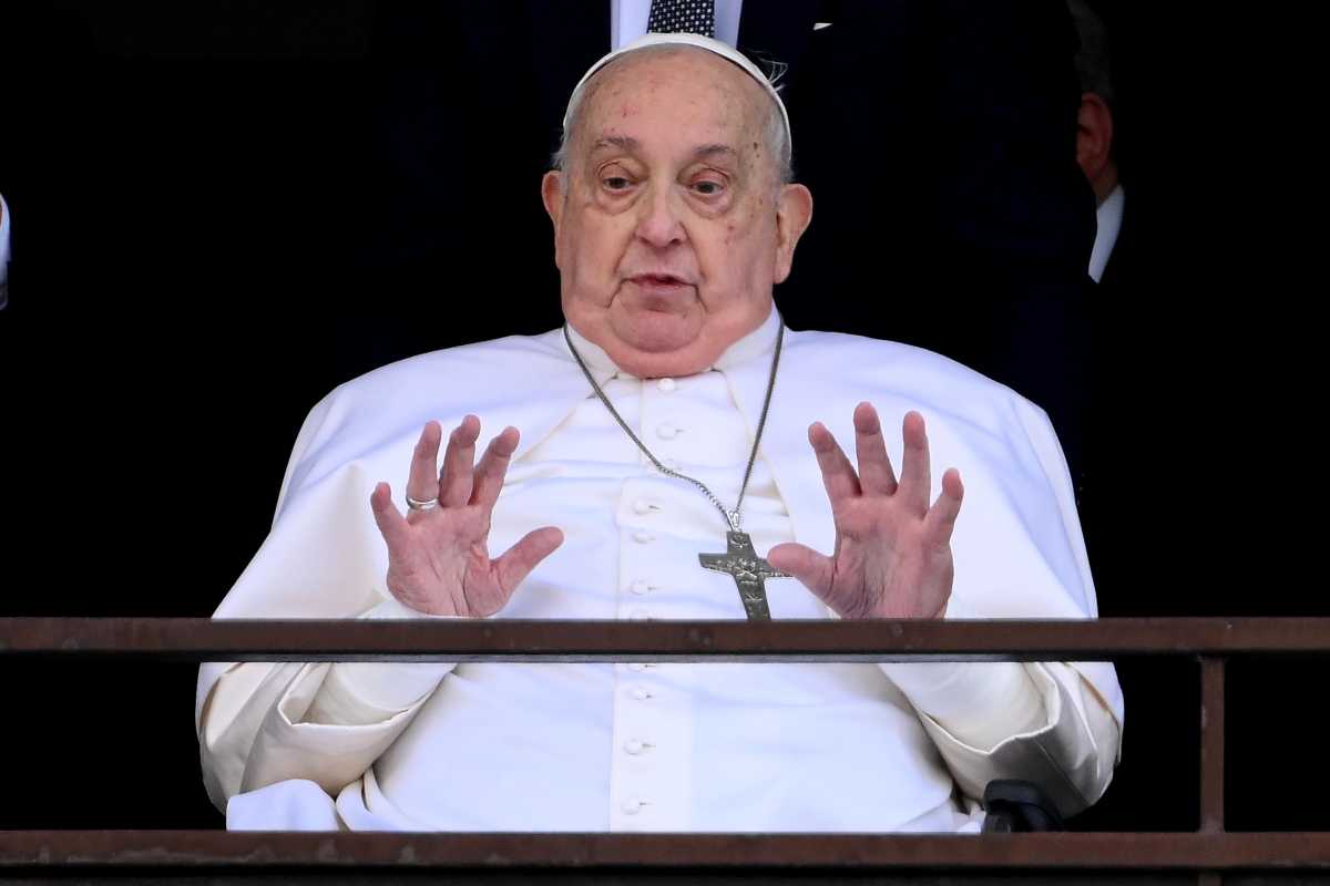 Papa Francesco si affaccia dal balcone: le sue prime parole e cosa succede ora