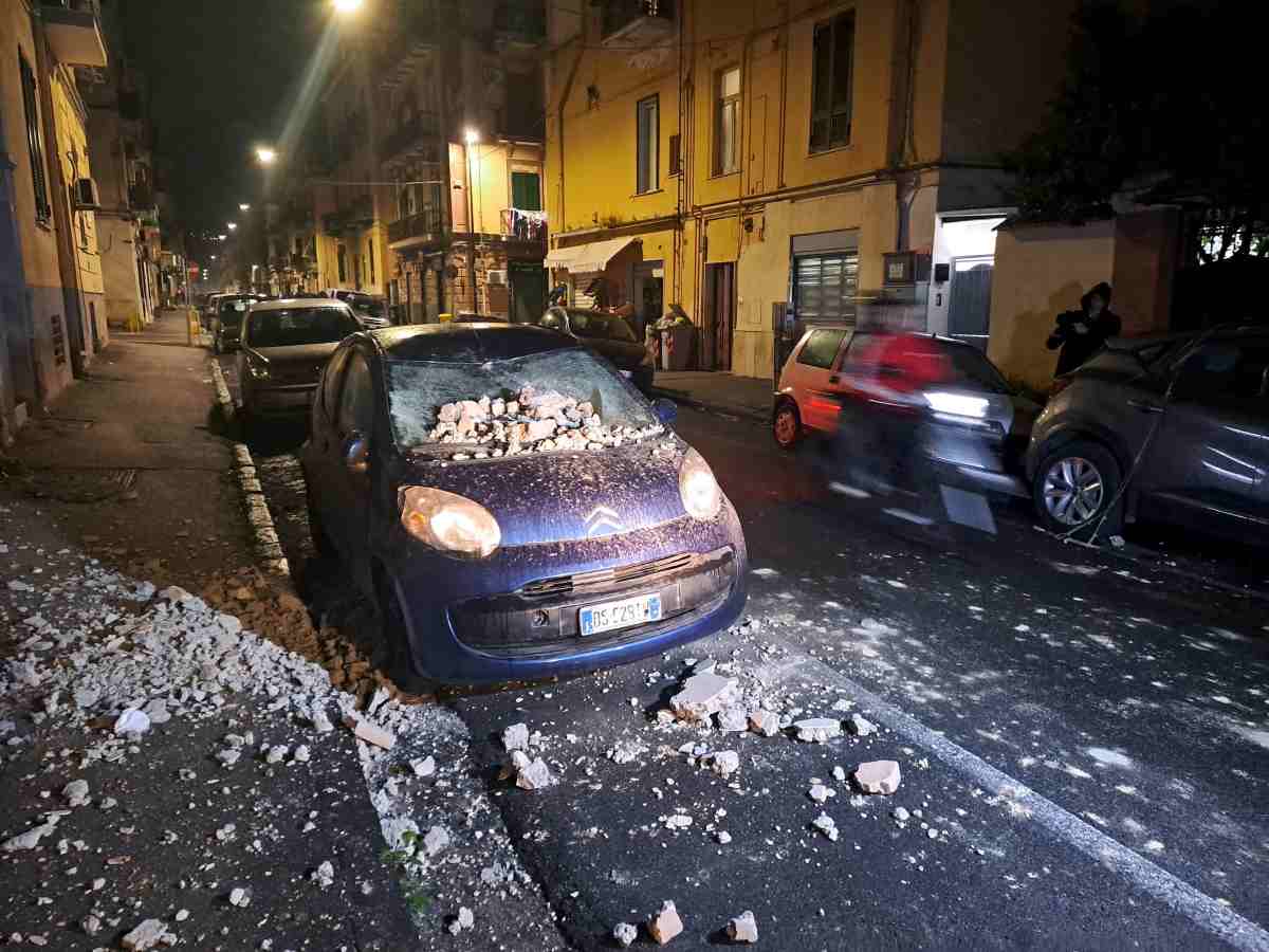 Notte di paura ai Campi Flegrei, forte scossa di terremoto: danni, feriti e gente in strada