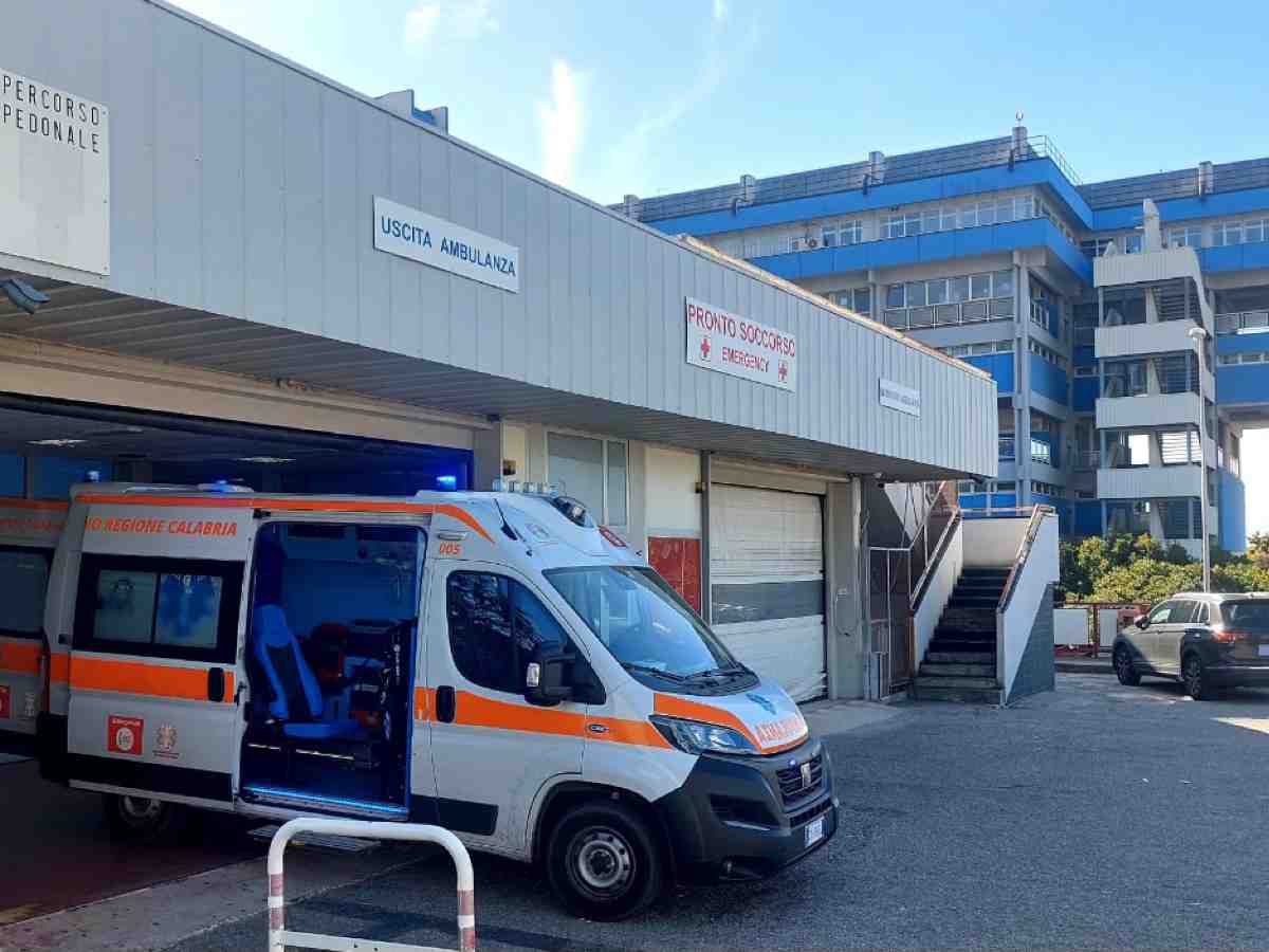 Entrano in farmacia e un ragazzo di 12 anni muore con la mamma davanti