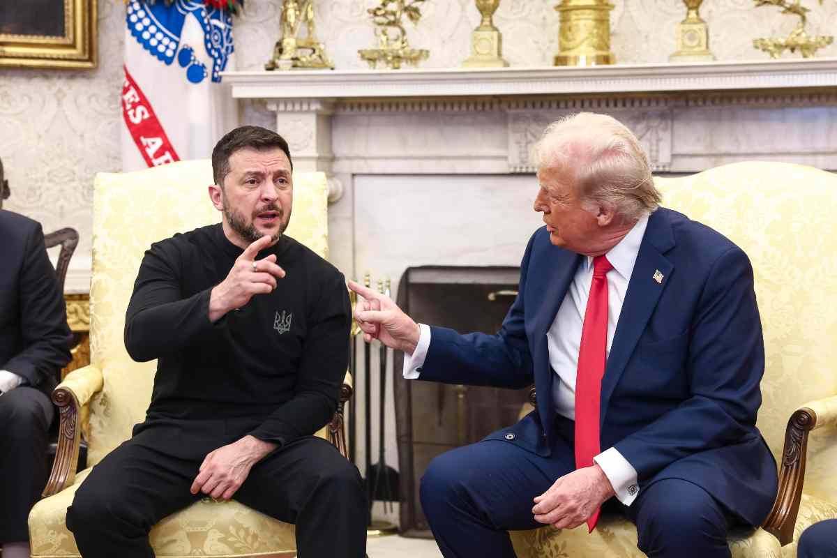 Ucraina Russia, Trump ferma gli aiuti a Zelensky. “E’ lui che non vuole la pace…”